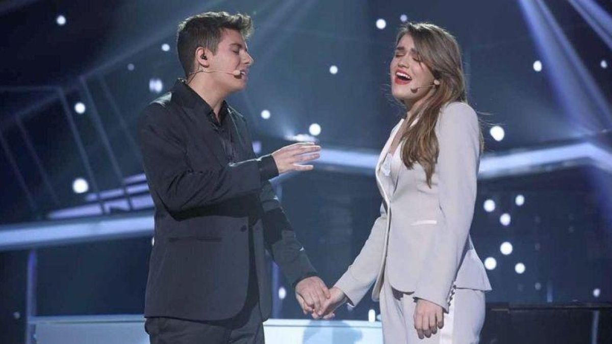 Alfred y Amaia, cogidos de la mano, interpretan Tu canción.-EL PERIÓDICO