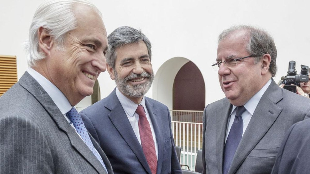 José Luis Concepción, Carlos Lesmes y Juan Vicente Herrera, durante la inauguración del encuentro.-ISRAEL L. MURILLO