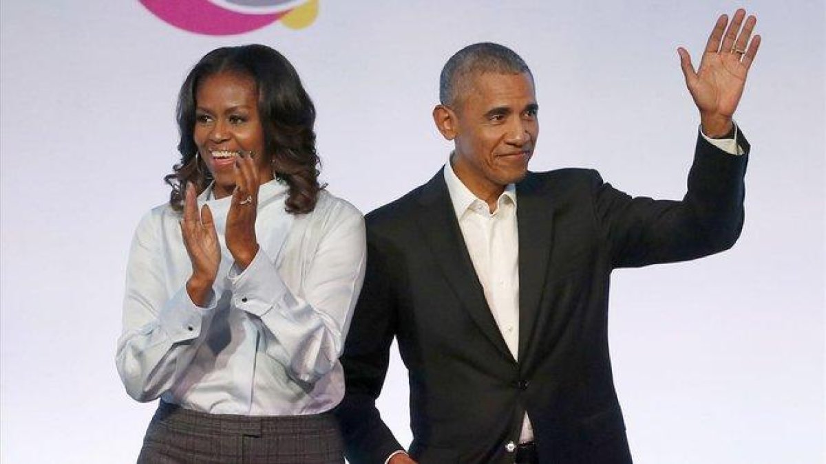 El expresidente Barack Obama y la exprimera dama Michelle Obama, en un acto de la Obama Foundation Summit, en Chicago.-CHARLES REX (AP)