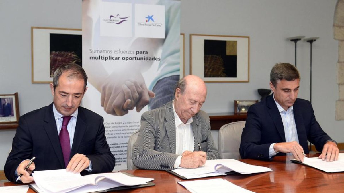 José María Pérez ‘Peridis’, Rafael Barbero y José Manuel Bilbao renuevan su convenio de colaboración para impulsar tres nuevas lanzaderas.-ICAL