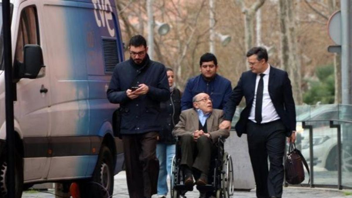 Félix Millet a su llegada a la Ciutat de la Justícia, junto con su abogado Abraham Castro.-ELISENDA ROSANAS / ACN