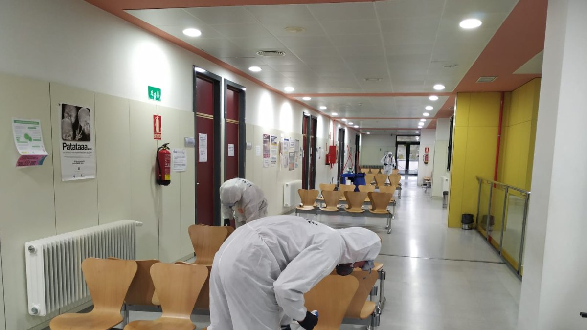 La UME limpiando las salas de espera del centro de salud Miranda Este. ECB