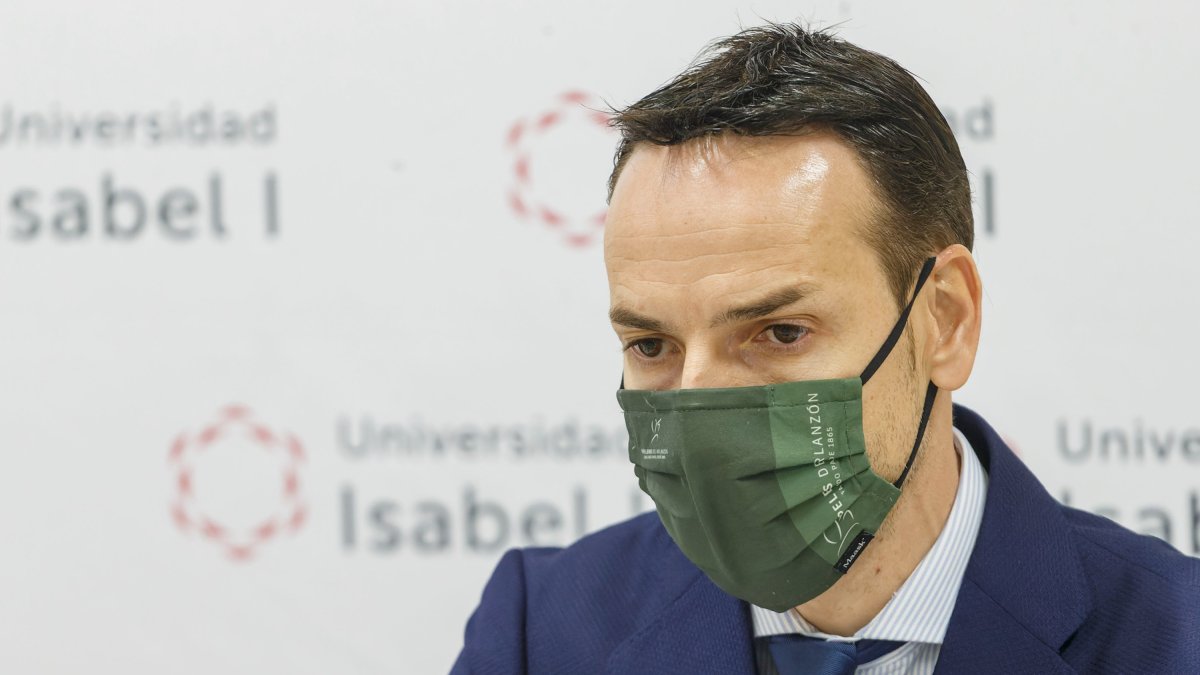 Félix Sancho, pensativo durante la presentación de Paco Olmos. SANTI OTERO