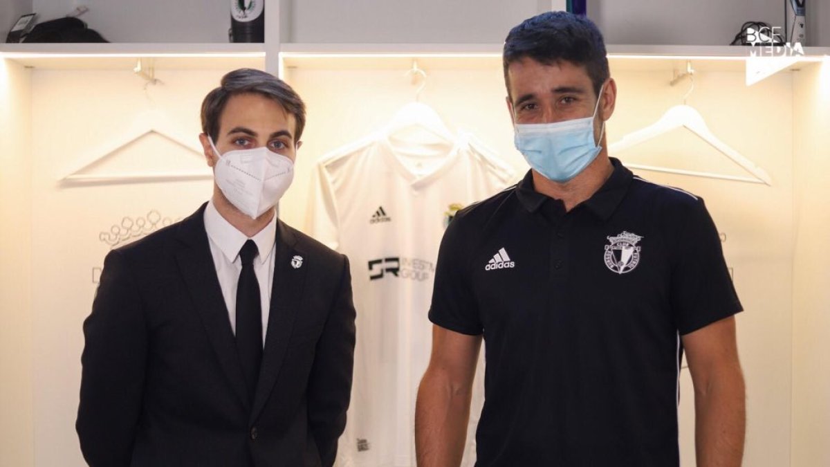 Saúl Berjón se desplazó ayer a Burgos y firmó su contrato en las oficinas del club con Franco Caselli. BURGOS CF