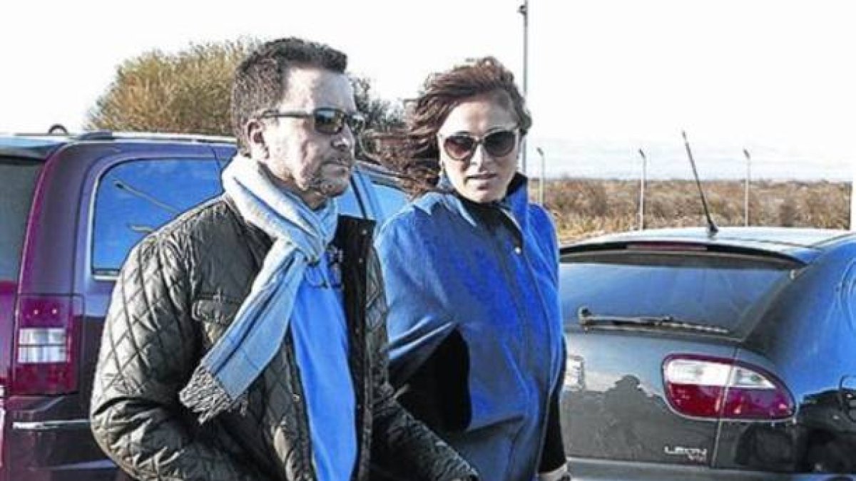 Ortega Cano, de la mano de su futura esposa, Ana María Aldón, a la llegada a la cárcel de Zuera tras su primer permiso.-Foto:   EFE / JAVIER BELVER