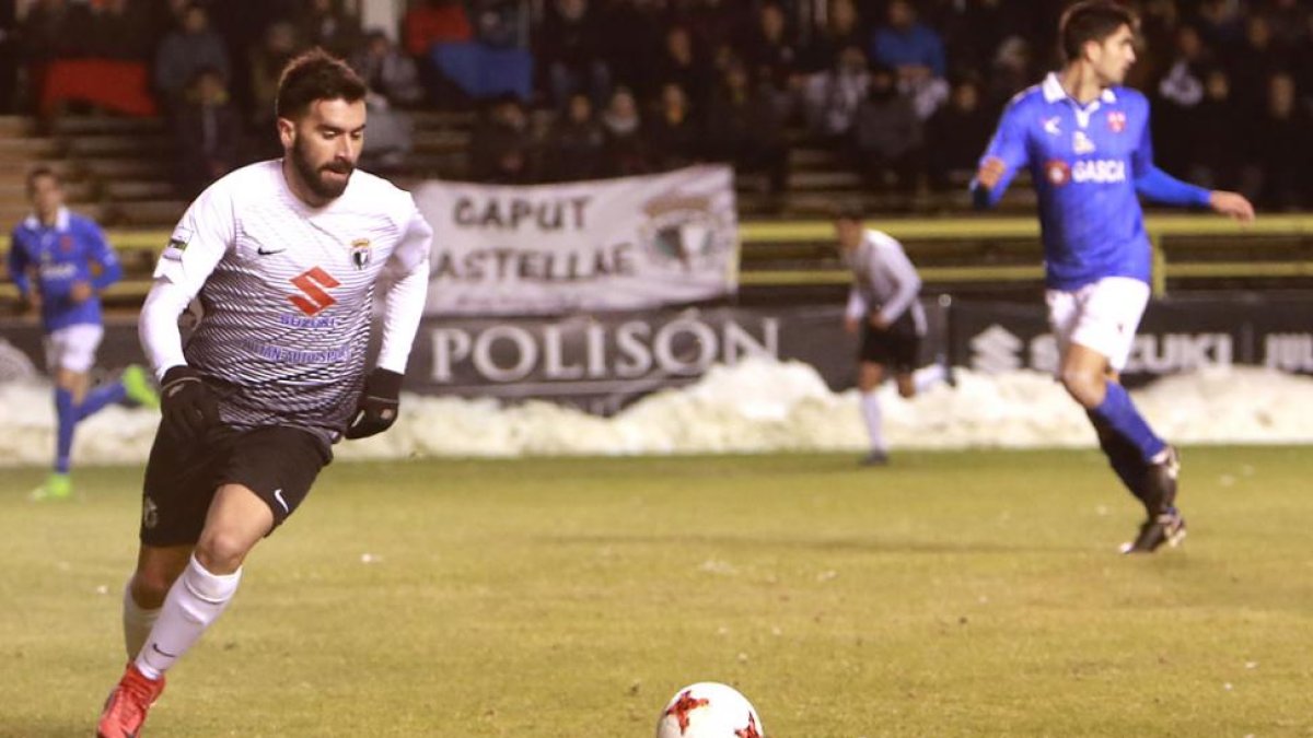 Adrián persigue un balón durante un partido disputado en El Plantío.-RAÚL OCHOA