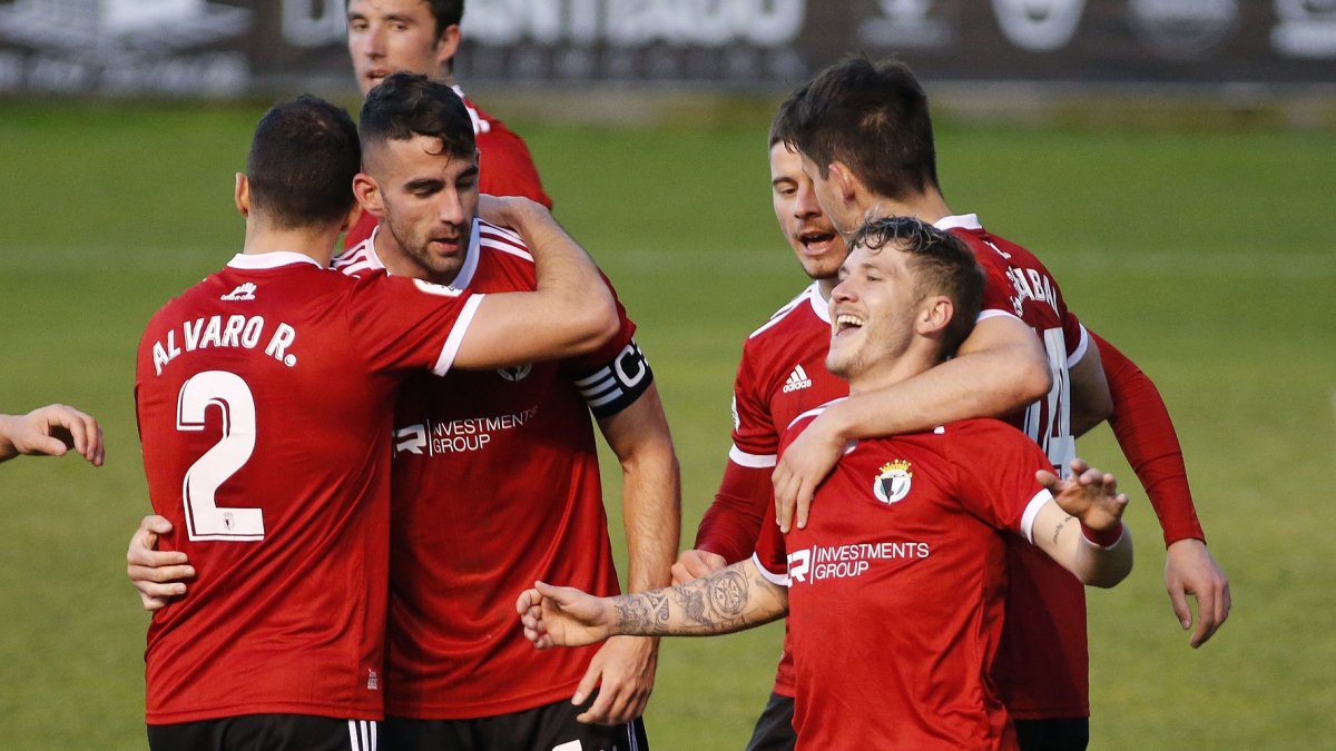 Juanma celebra con sus compañeros el primer gol del encuentro. SANTI OTERO