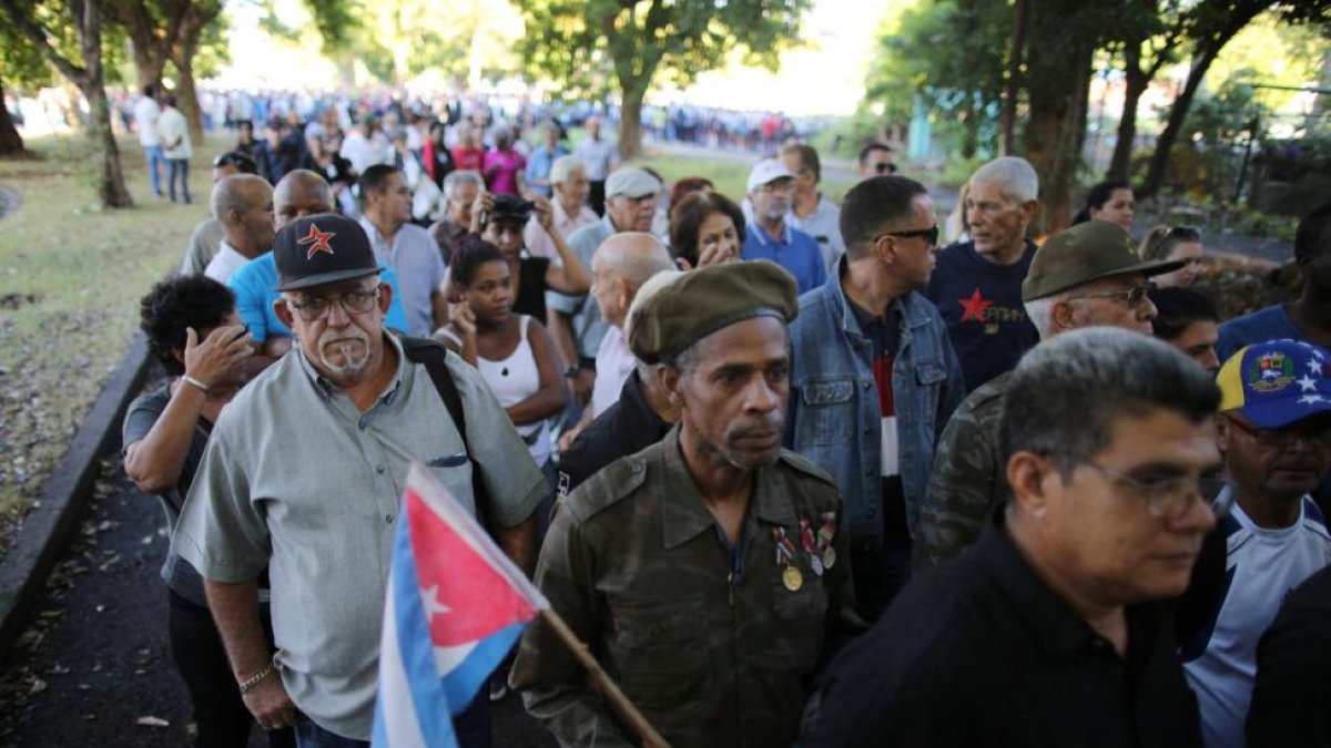 Decenas de cubanos hacen cola para despedir a Fidel Castro.-CARLOS BARRIA / REUTERS