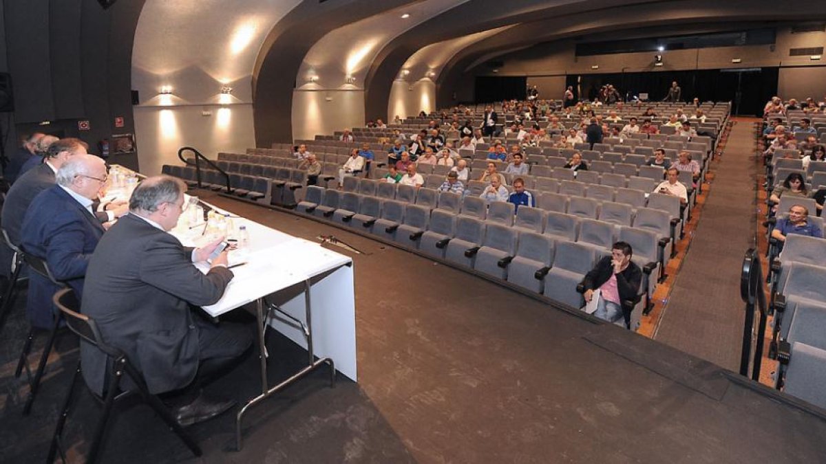 Imagen de la sala Cultural Caja de Burgos momentos antes de que comenzara la Asamblea Ordinaria del Burgos CF.-ISRAEL L. MURILLO