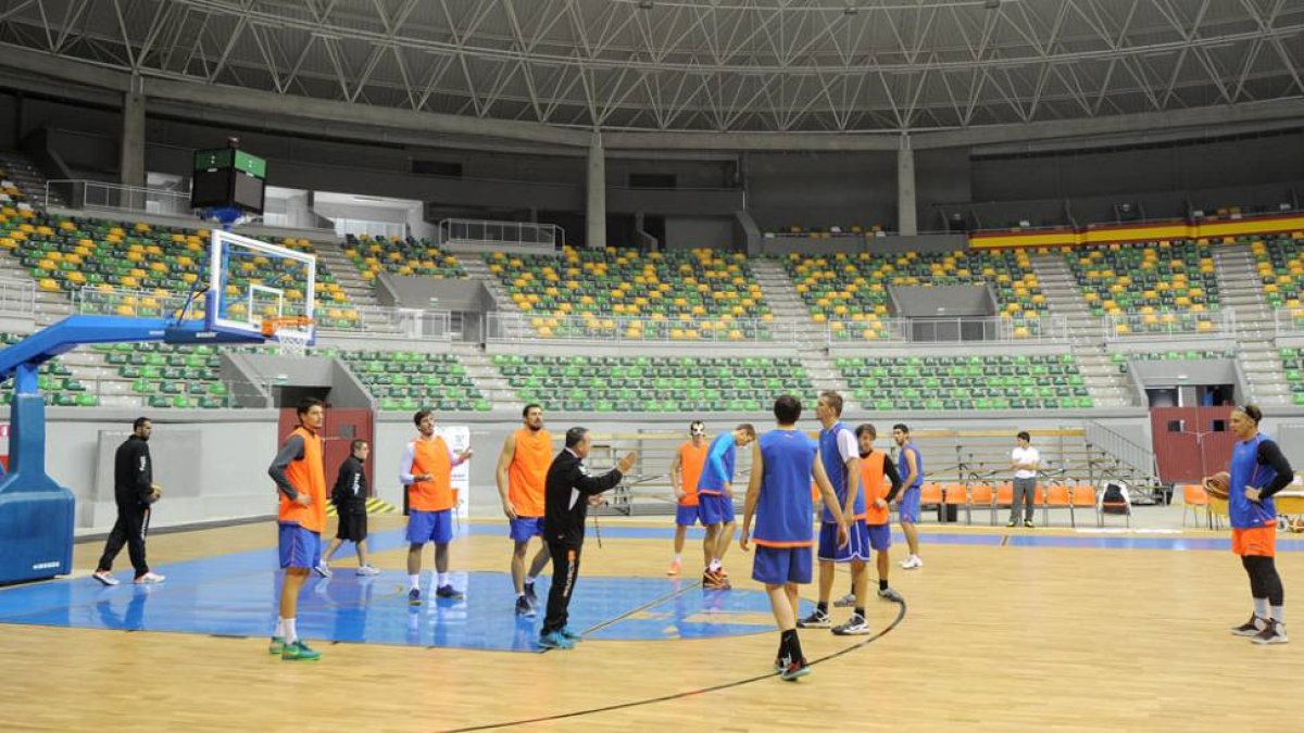 Andreu Casadevall corrige a sus jugadores durante el entrenamiento realizado ayer en el Coliseum.-ISRAEL L. MURILLO