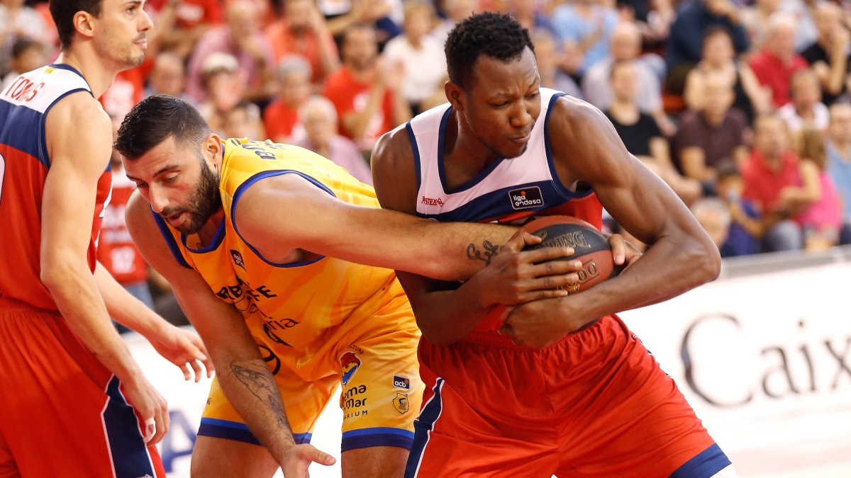 Sakho lucha por el balón con Bourousis. ACB PHOTO