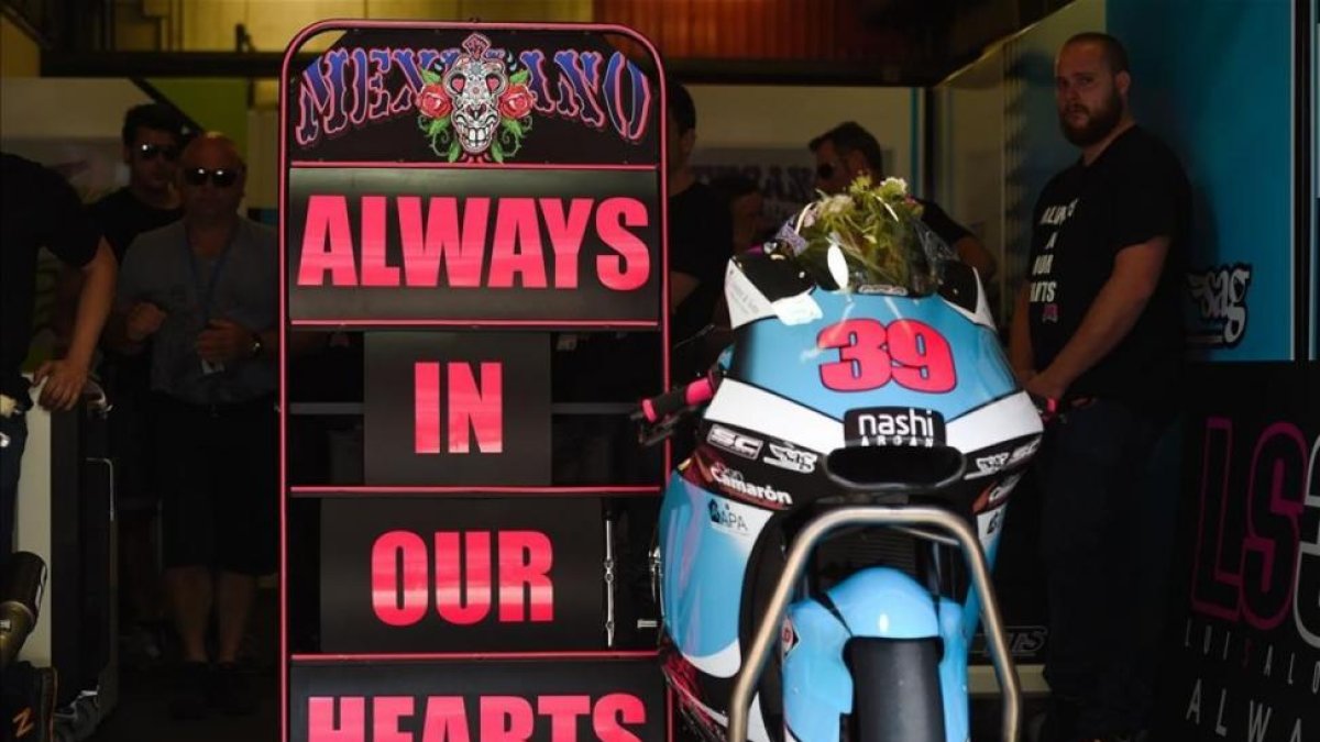 La moto de Luis Salom, en el box de su equipo, junto a la inscripción 'Siempre en nuestros corazones'.-AFP / JOSEP LAGO