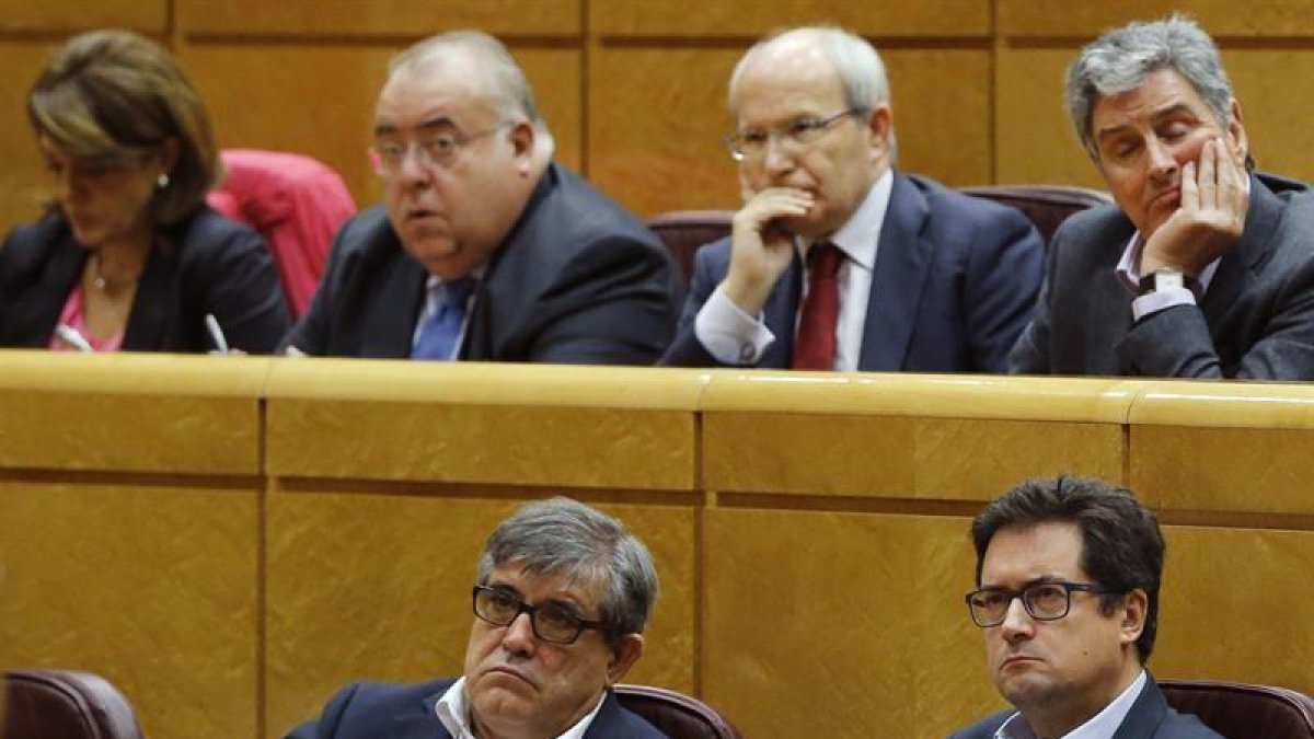 El diputado del PSOE Óscar López (d) junto a otros compañeros de partido en la reunión que diputados y senadores socialistas celebraron ayer en el Senado.-EFE