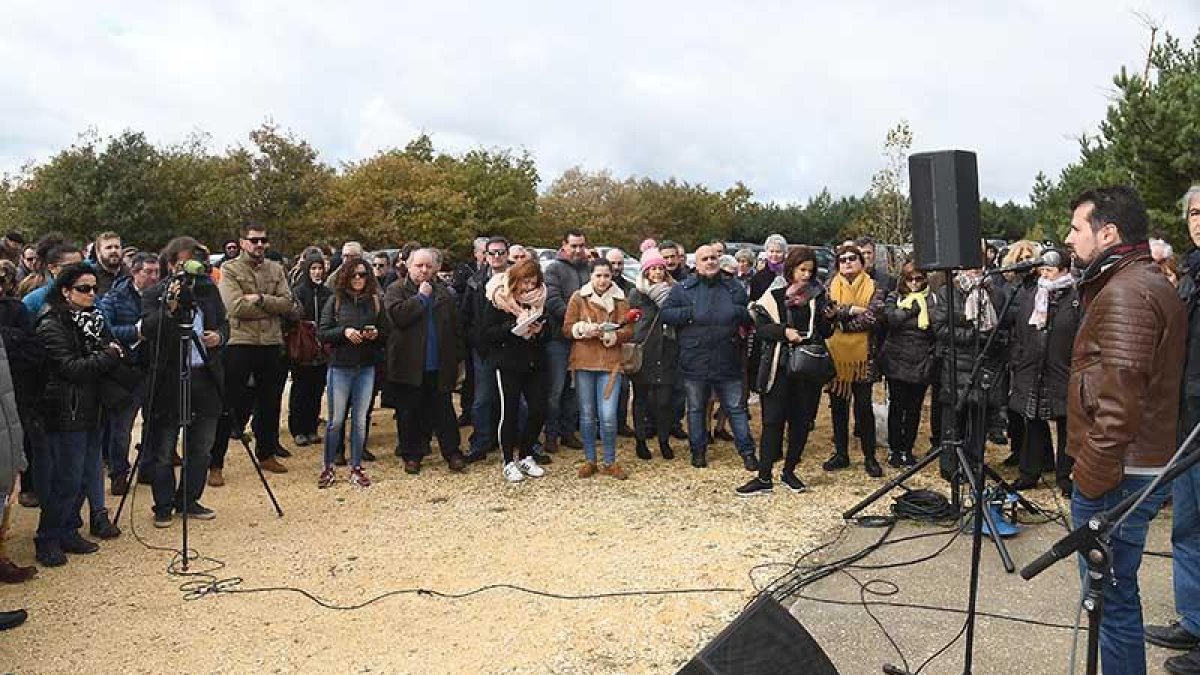 El secretario general del PSOE de Castilla y León, Luis Tudanca (derecha), durante el acto de homenaje a las víctimas del franquismo en el monte de la Pedraja.-ICAL