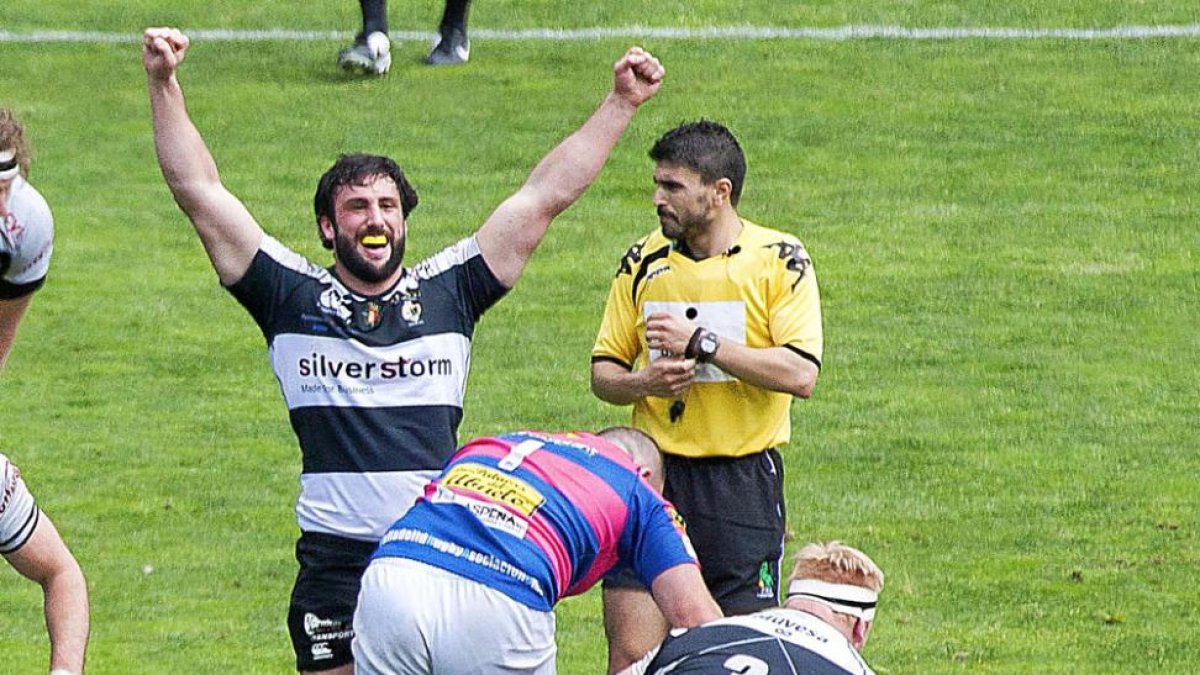 Molpeceres (derecha) decreta el final del partido disputado ayer.-EL MUNDO / EL DIARIO DE VALLADOLID