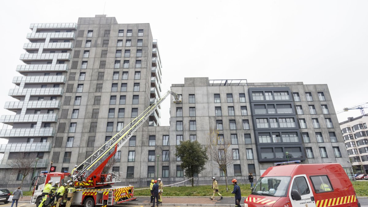 los-bomberos-de-burgos-perfeccionan-sus-intervenciones-con-autoescala
