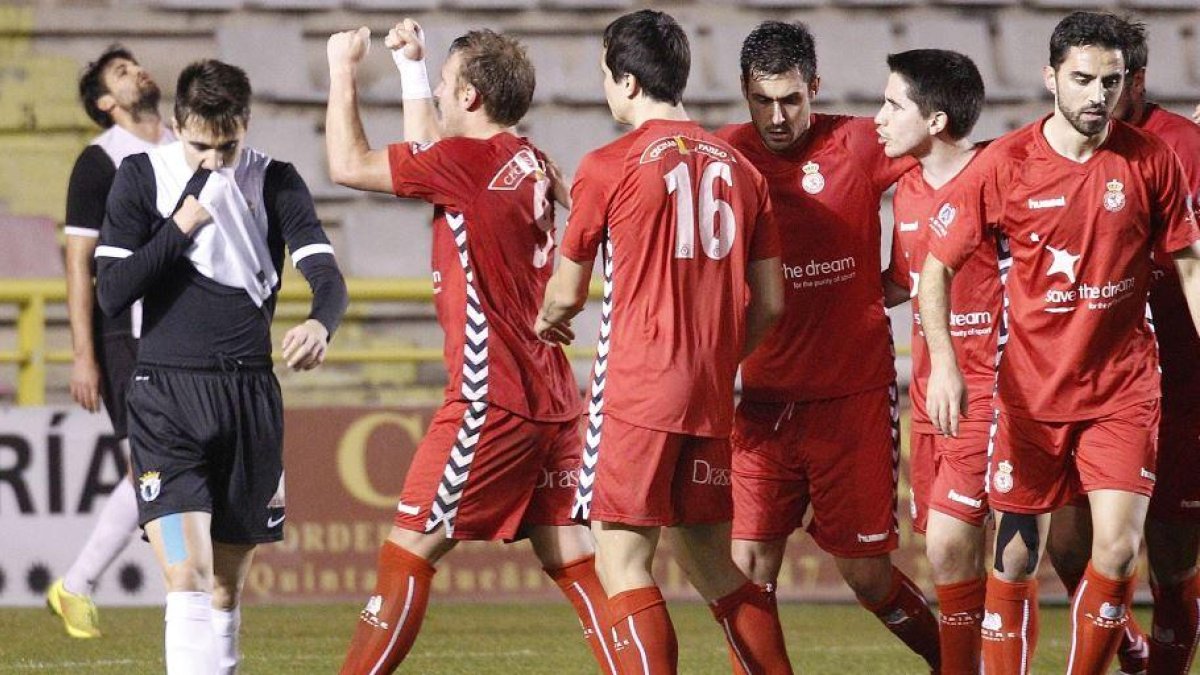 La Cultural Leonesa celebra uno de los goles conseguidos en El Plantío el pasado 24 de enero.-SANTI OTERO
