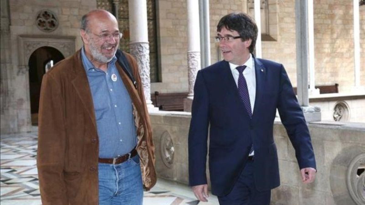 El secretario general de CCOO, Joan Carles Gallego, y el 'president' de la Generalitat, Carles Puigdemont.-Jordi Bedmar Pascual
