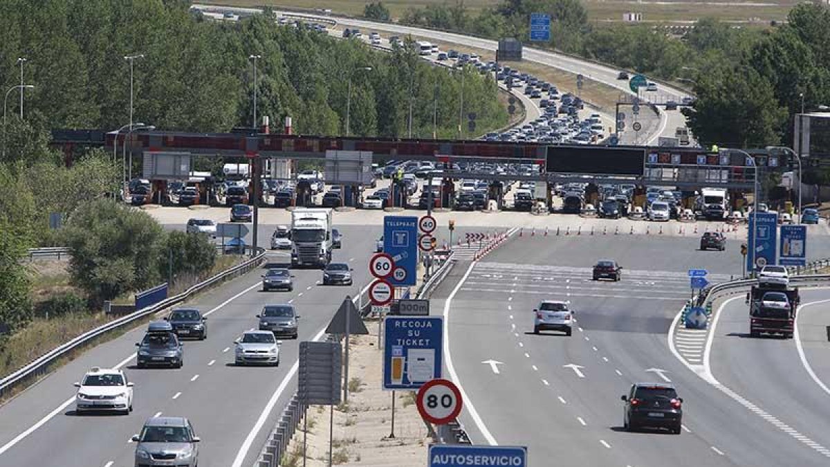 Imagen del peaje de la autopista a la altura de Castañares.-RAÚL G. OCHOA