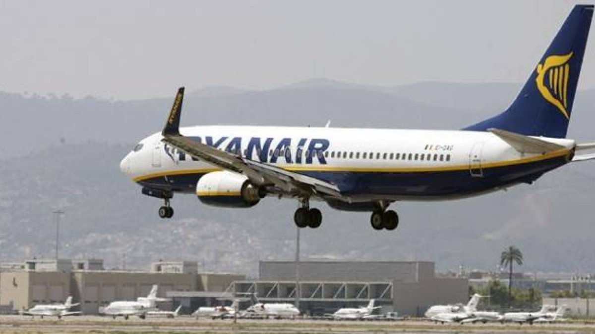Un avión de Ryanair en El Prat. Imagen de archivo.-Foto: JOSEP GARCIA / BARCELONA