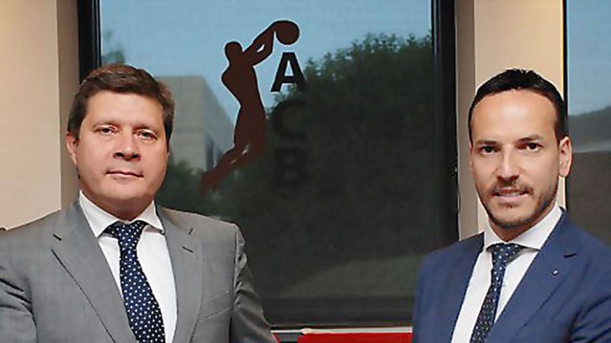Nacho Martínez (izquierda) y Félix Sancho posan en la sede de la ACB tras la Asamblea General.-
