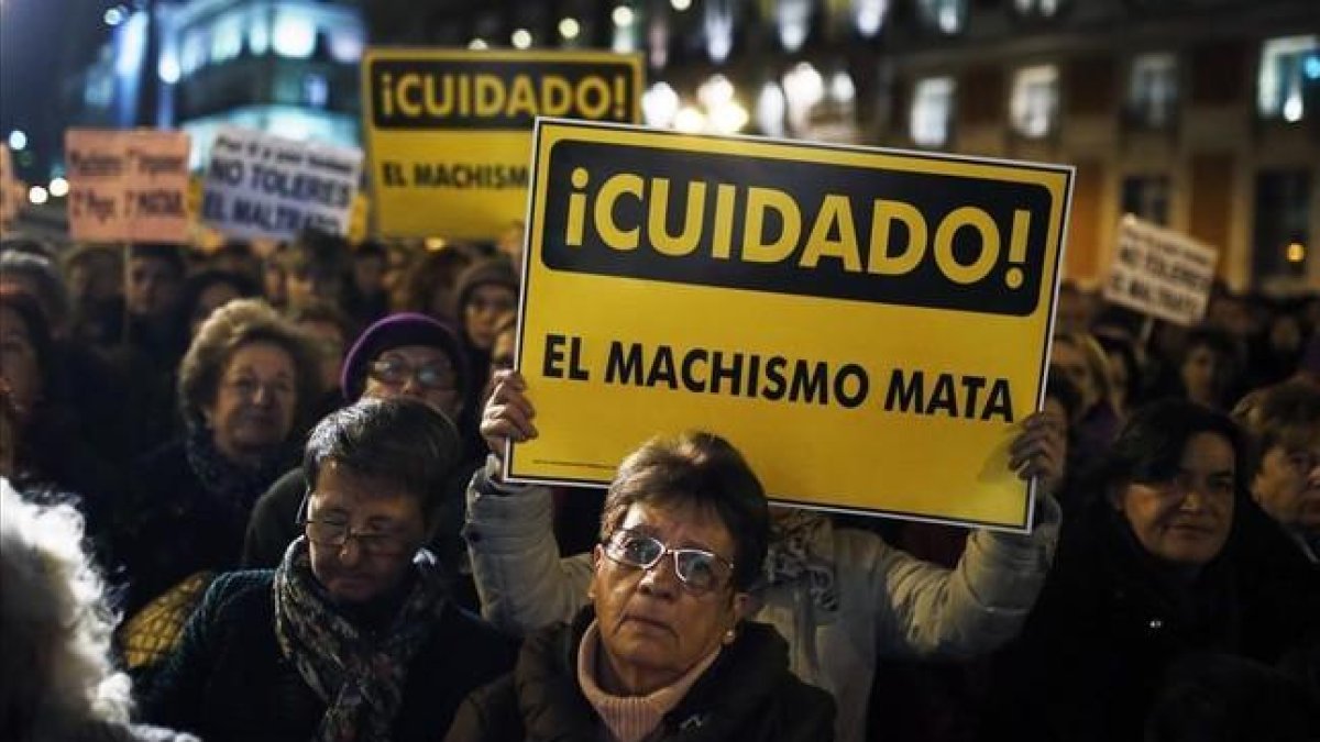 Protesta contra la violencia machista en Zaragoza.-EL PERIÓDICO