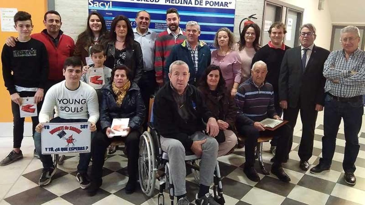 La familia, formada por una veintena de miembros, posa orgullosa durante la última extracción colectiva a la que se sometieron recientemente en su Medina natal.-HDS BURGOS