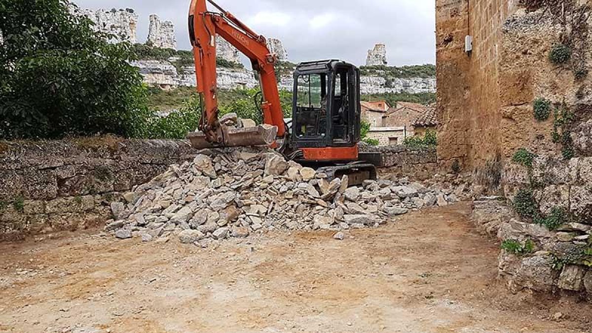 Se ha iniciado la primera fase de pavimentación del pueblo, tras haber concluido el vallado de la carretera y el parking.-ECB