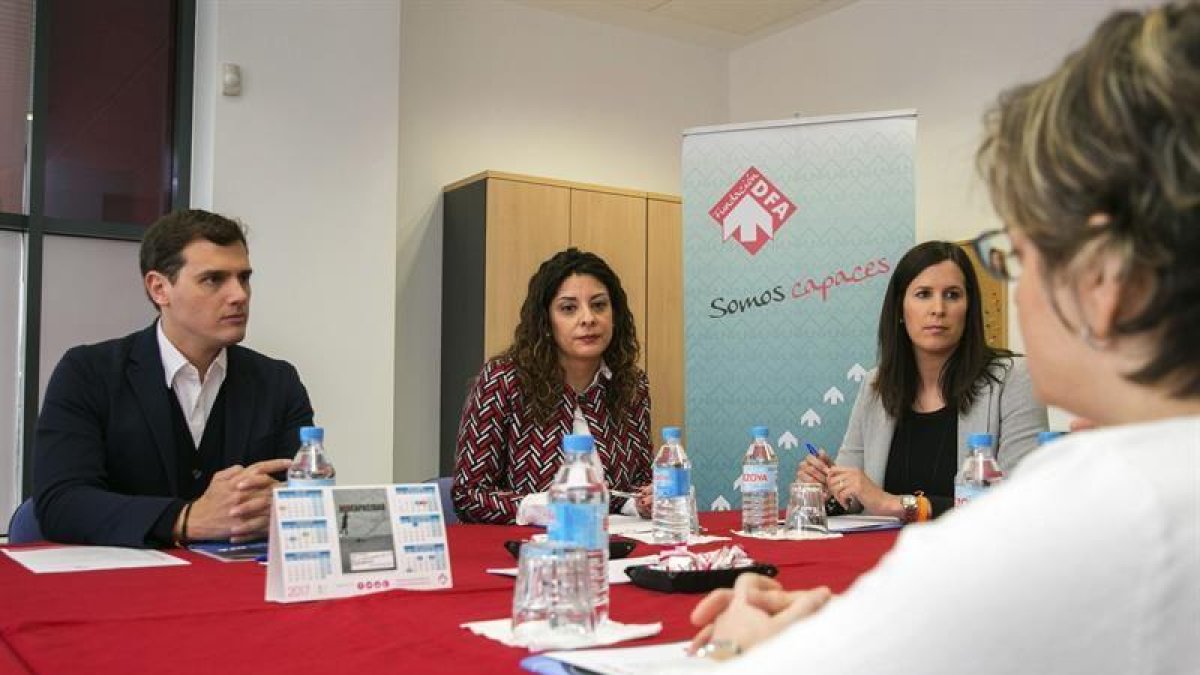 El presidente de Ciudadano, Albert Rivera (i), durante la reunión que ha mantenido hoy con los responsables del Centro de Atención Temprana, de Formación y de Día de la Fundación Disminuidos Físicos de Aragón (DFA) en Zaragoza.-EFE