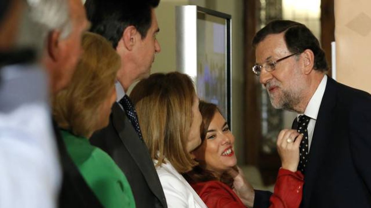 Mariano Rajoy saluda a miembros del Gobierno, este mediodía, en Madrid.-Foto: JUAN MANUEL PRATS
