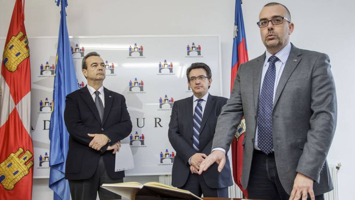 El decano toma posesión de su cargo-s