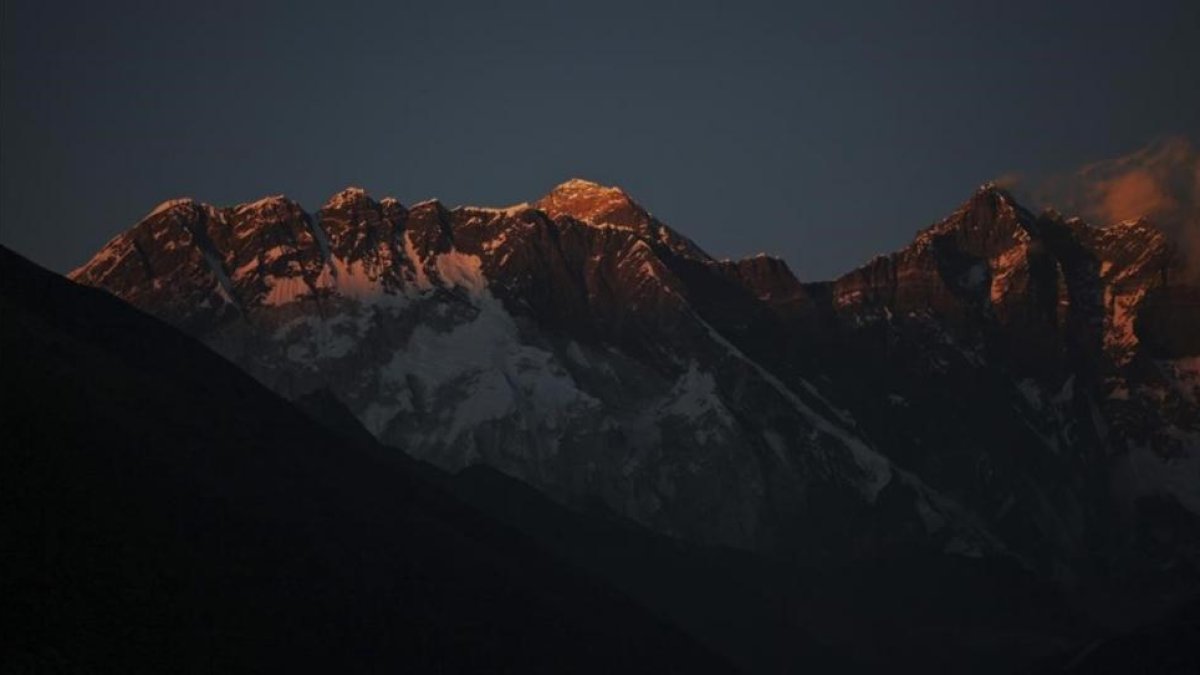 El Everest, con el Lhotse a la derecha.-THASI SHERPA