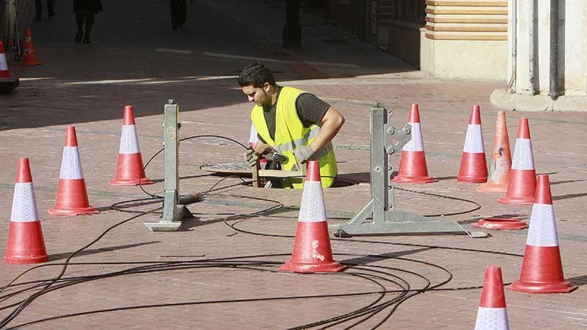 Imagen de un trabajador en la Plaza Mayor.-RAÚL G. OCHOA