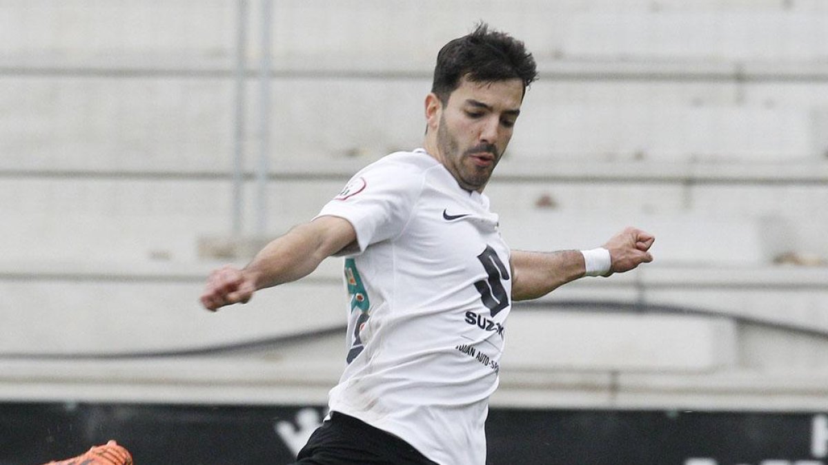 Chevi, que se perfila como titular, se dispone a disparar a portería.-SANTI OTERO