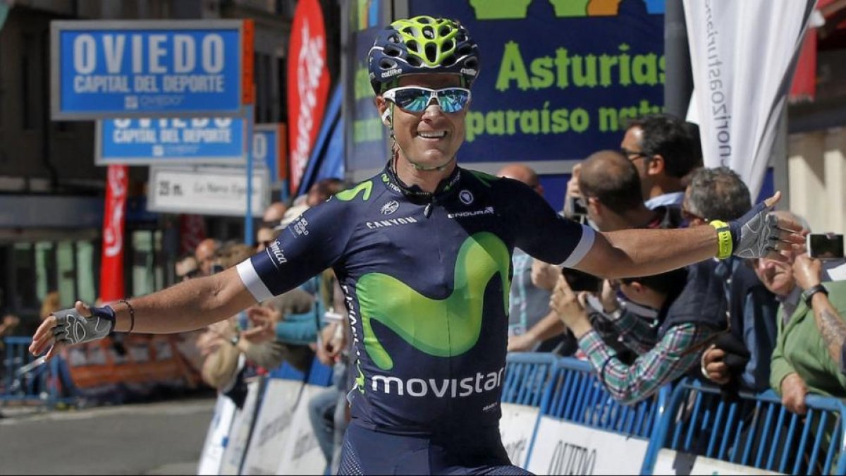 Carlos Betancur atraviesa victorioso la línea de meta de la segunda etapa de la Vuelta Asturias 2016-ECB