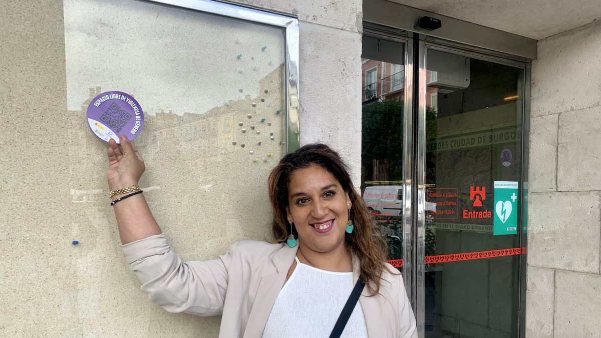 Aída Estrella Paredes, concejala de Igualdad y Mujer, posa con la pegatina que identifica los puntos violeta. ECB