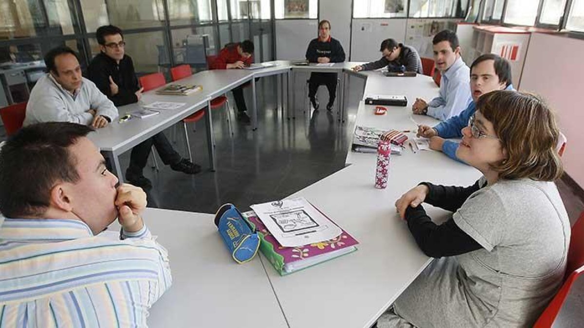Un grupo de usuarios participa en una de las actividades programadas en la sede de la Asociación Síndrome de Down Burgos, cuyo principal objetivo es fomentar la autonomía e inserción laboral.-RAÚL G. OCHOA