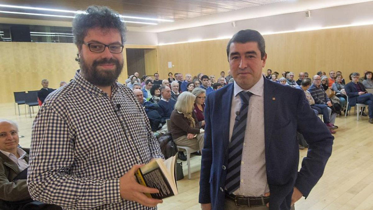 Sergio del Molino (i.) y Pablo Lago, antes de sentarse a charlar sobre ‘La España vacía’.-Israel L. Murillo