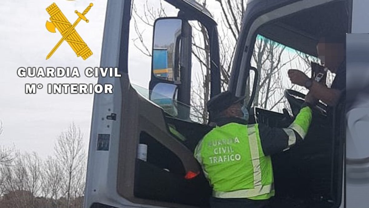 Imagen de archivo de un control a un camionero. ECB