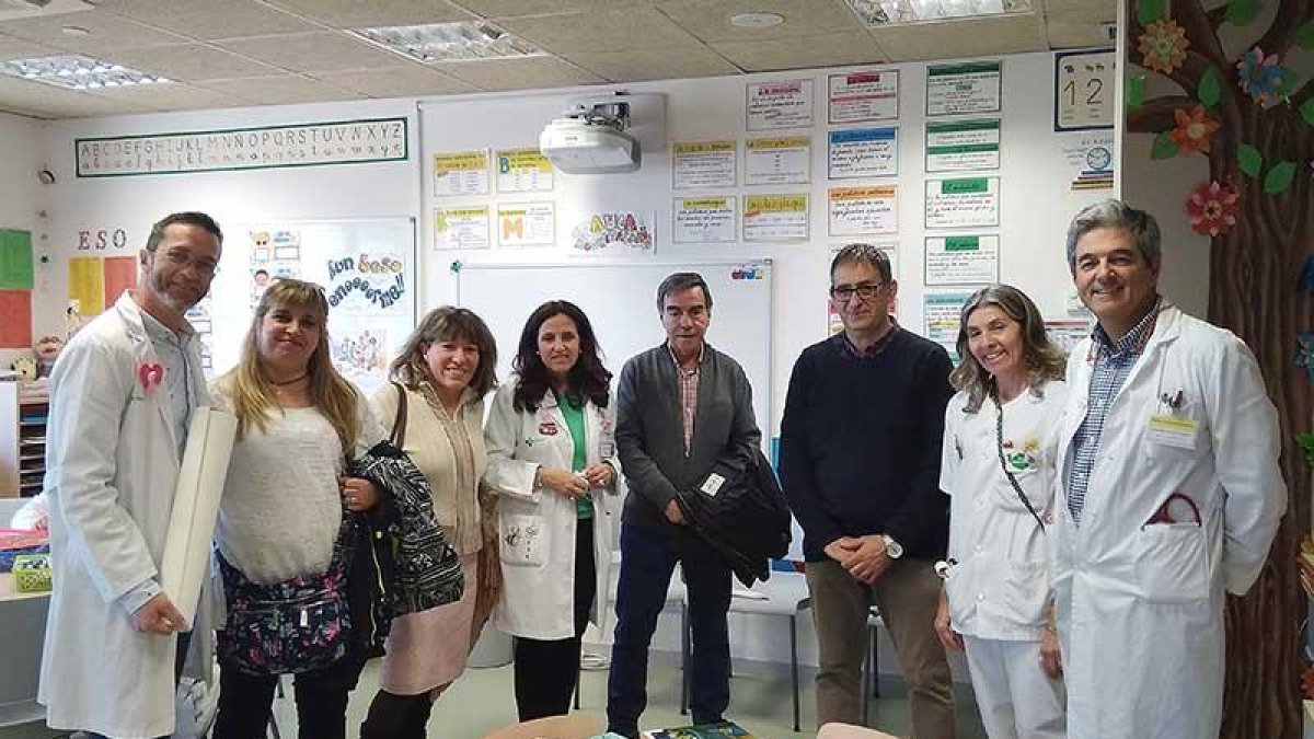 Vecinos de San Pedro y Fuentecillas con el equipo de Pediatría del  hospital.-ECB