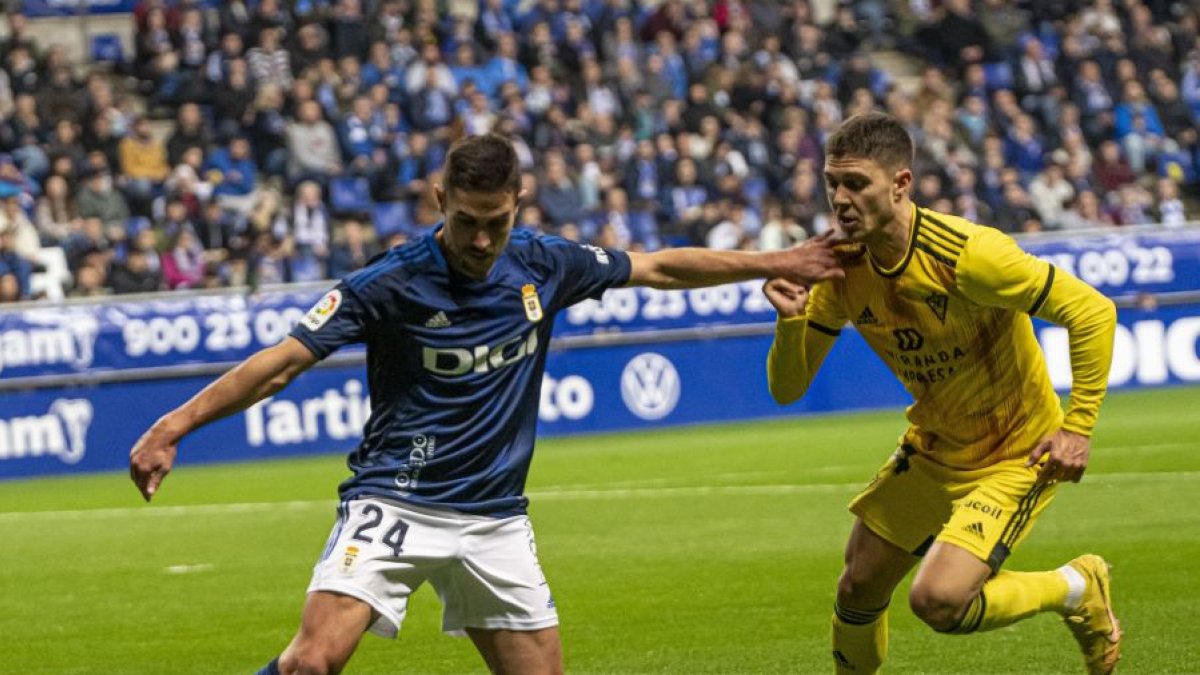 Pinchi trata de robar el balón al jugador del Real Oviedo que lo aparta con la mano. LaLiga