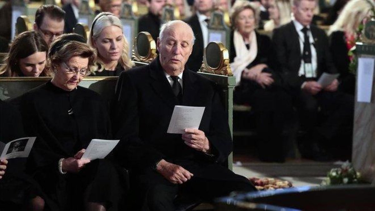 Harald de Noruega y su mujer, en el funeral de su exyerno.-AP / VIDAR RUUD