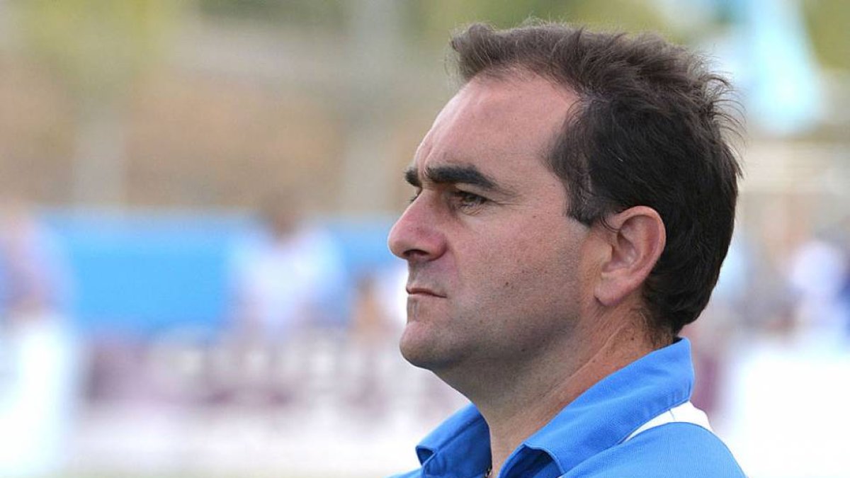 Javier Bermúdez sigue atento las evoluciones de sus jugadores.-Alberto Calvo