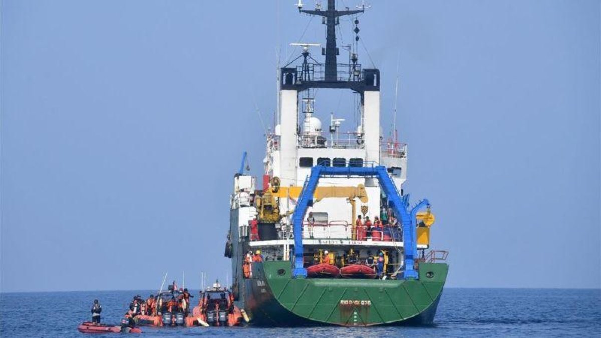 Miembros de los equipos de rescate buscan los restos del avión de pasajeros siniestrado el pasado lunes.-AFP / ADEK BERRY