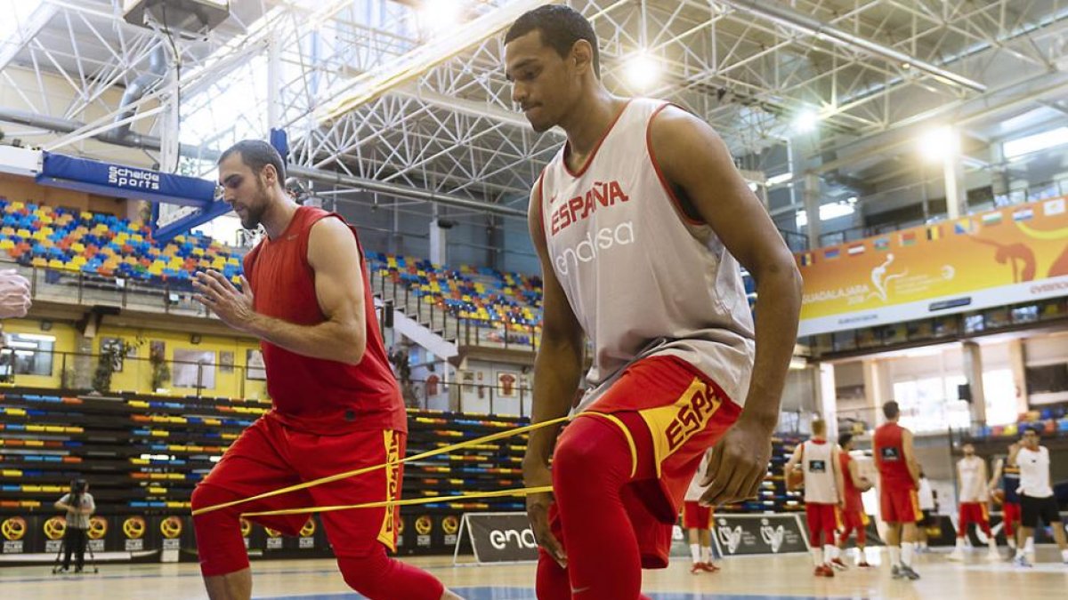 Sebas Saiz realiza un ejercicio en un entrenamiento de la selección española junto a Pablo Aguilar.-FEB