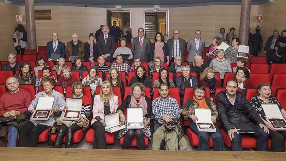 Los funcionarios de la Delegación Territorial de la Junta de Castilla y León en Burgos posaron ayer para la clásica foto de familia que siempre permanecerá en su recuerdo.-SANTI OTERO