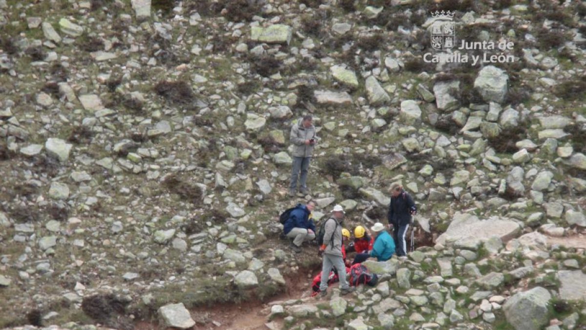 El equipo de rescate atienden al herido-JCyL