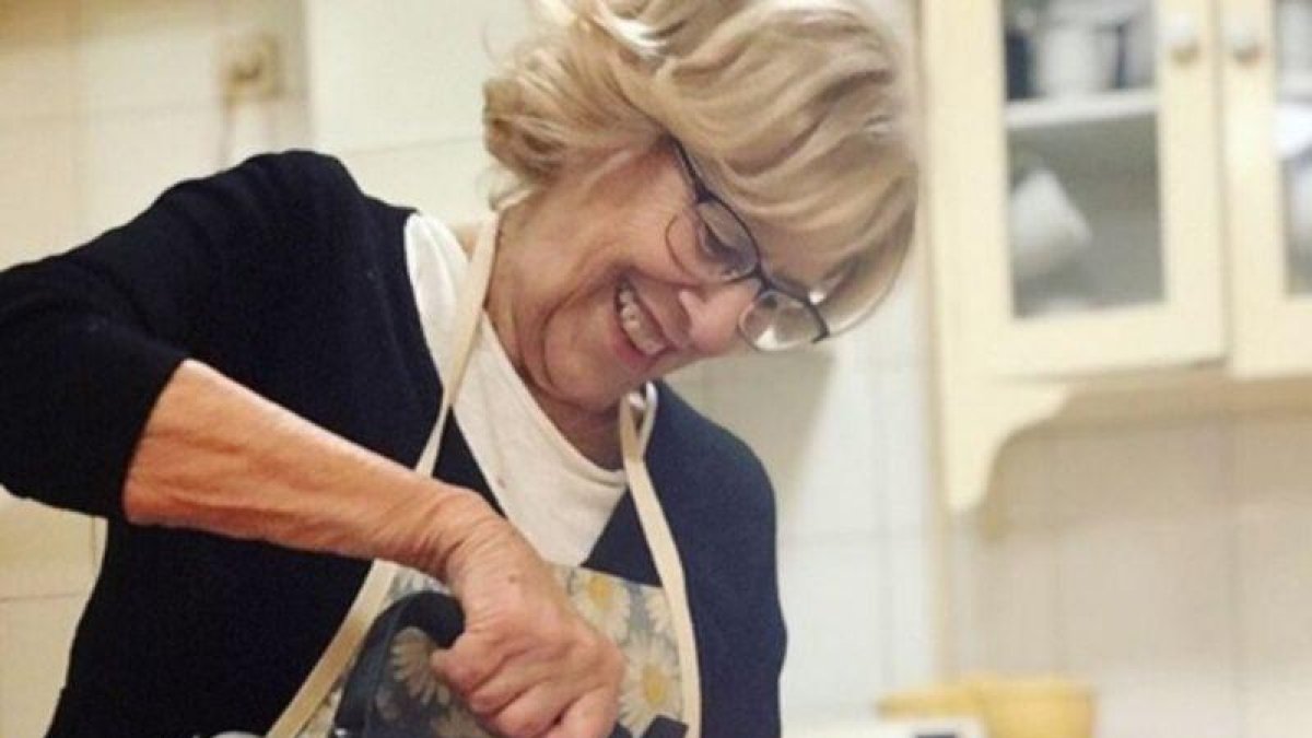 Manuela Carmena prepara magdalenas.-INSTAGRAM
