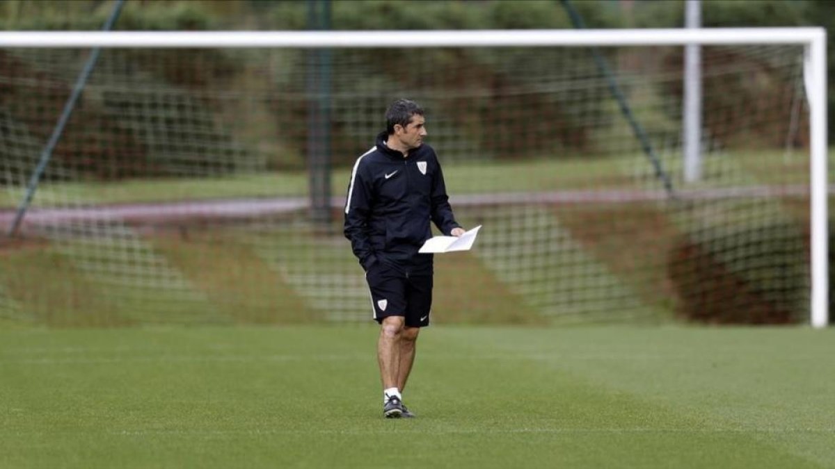 Ernesto Valverde, en un entrenamiento del Athletic de Bilbao, en las instalaciones de Lezama, en octubre pasado.-LUIS TEJIDO