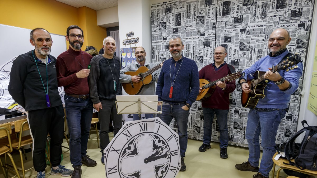 Los Papamoskas ensayan las chirigotas que interpretarán este fin de semana.SANTI OTERO